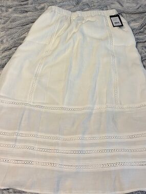 Nicole Miller - Large White Women’s Lace-Trim Skirt with Pockets